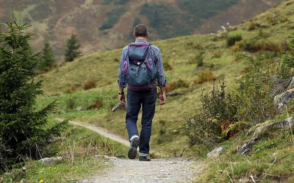 Ein Mann auf einem Wanderweg