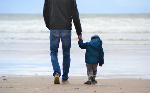 Vater mit Kind an der Hand
