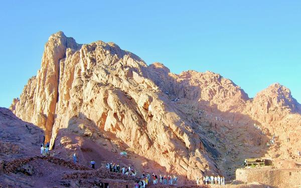 Touristen am Berg Sinai