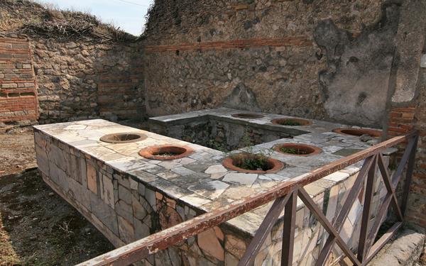 Überreste eines Thermopoliums in Pompeji