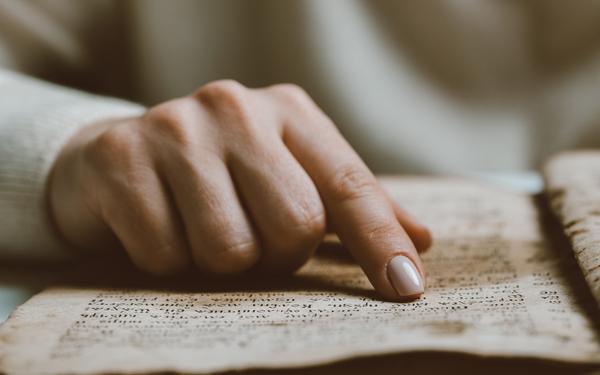 Frau liest in einem alten Buch