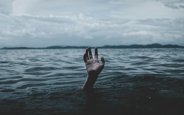 Eine Sucht kann den Betroffenen schnell unters Wasser ziehen