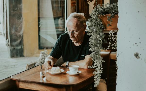 Senior alleine im Café