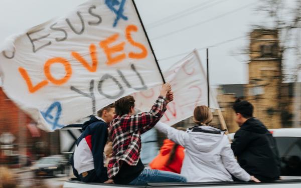 Junge Erwachsene gehen immer wieder auf die Strasse, um die wertschätzende Liebe Gottes zu verkünden