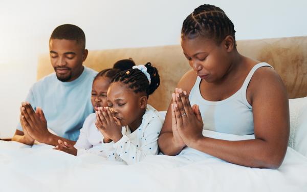 Durch die Herzenssprache des Gebets kann man als Familie Gottes Stimme hören (Symbolbild)