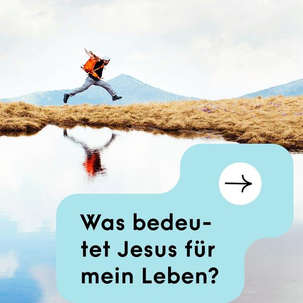 Mann springt über Berg